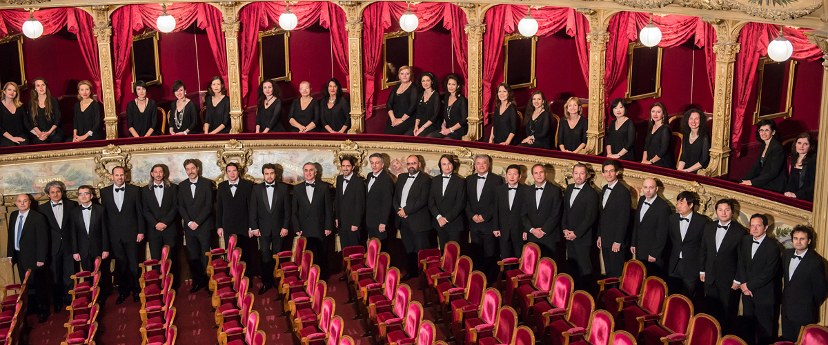 Photo de groupe du choeur de Nice dans la salle de l'opéra