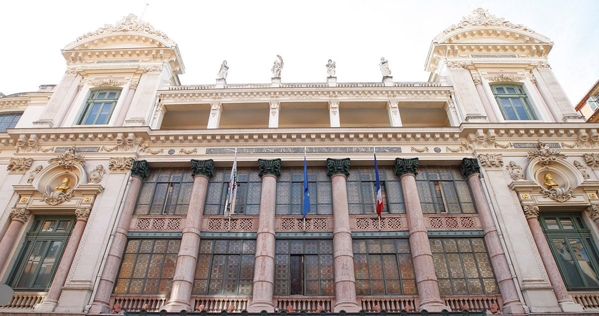 Façade Nord de l'opéra - on voit les 4 statues sur le toit